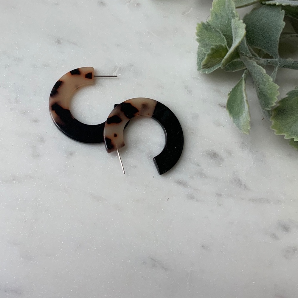 The Ellie - Two Toned Resin Tortoise Earrings - Picture 4 of 5